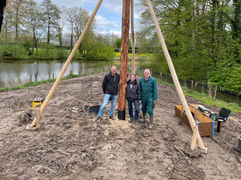 eerste schop voor de paal door Gerard Keuzenkamp ook op foto Gerda en Henk van Zetten